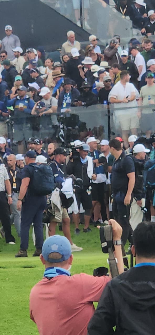 Galleries packed around the closing hole at Steyn City